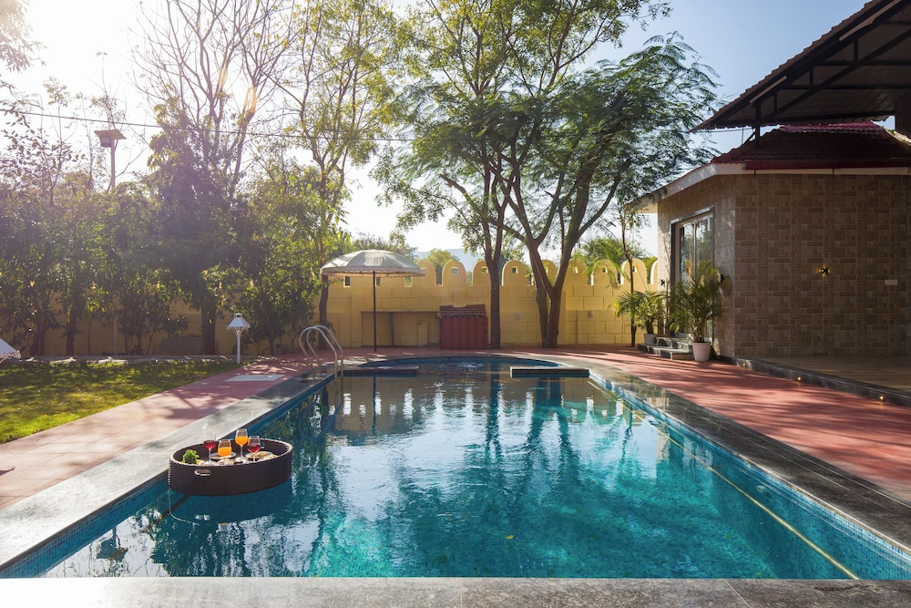 Alaya Stays 5BHK Roohmon's Farm Pvt Pool