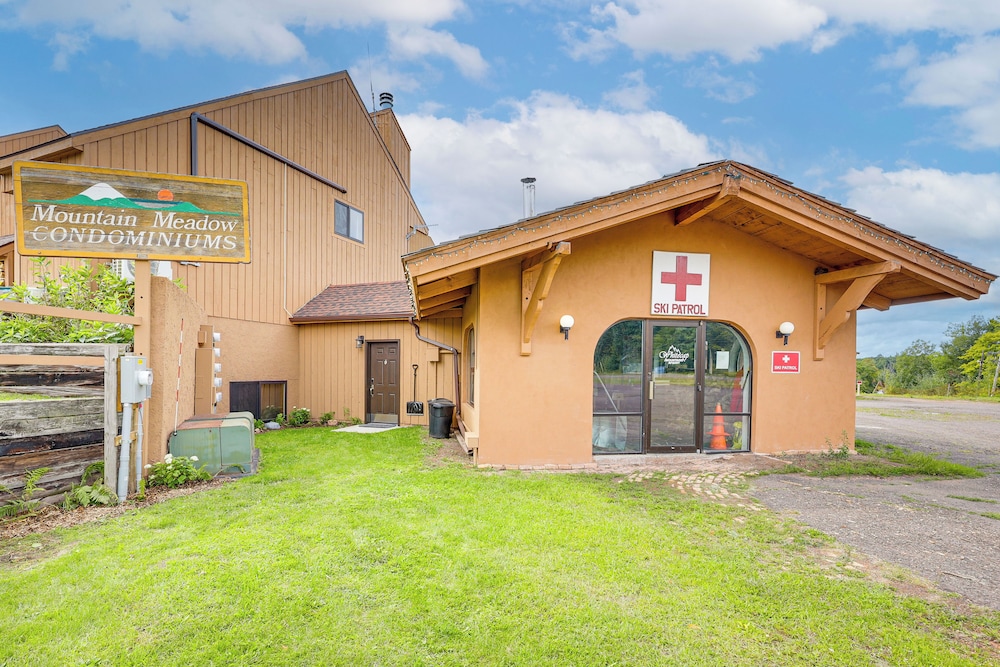 Ski-in/ski-out Condo in Upson - Walk to Lake