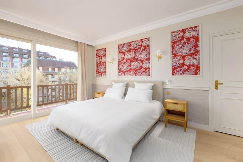 Luxury sea View 3br-2ba With Services in Deauville