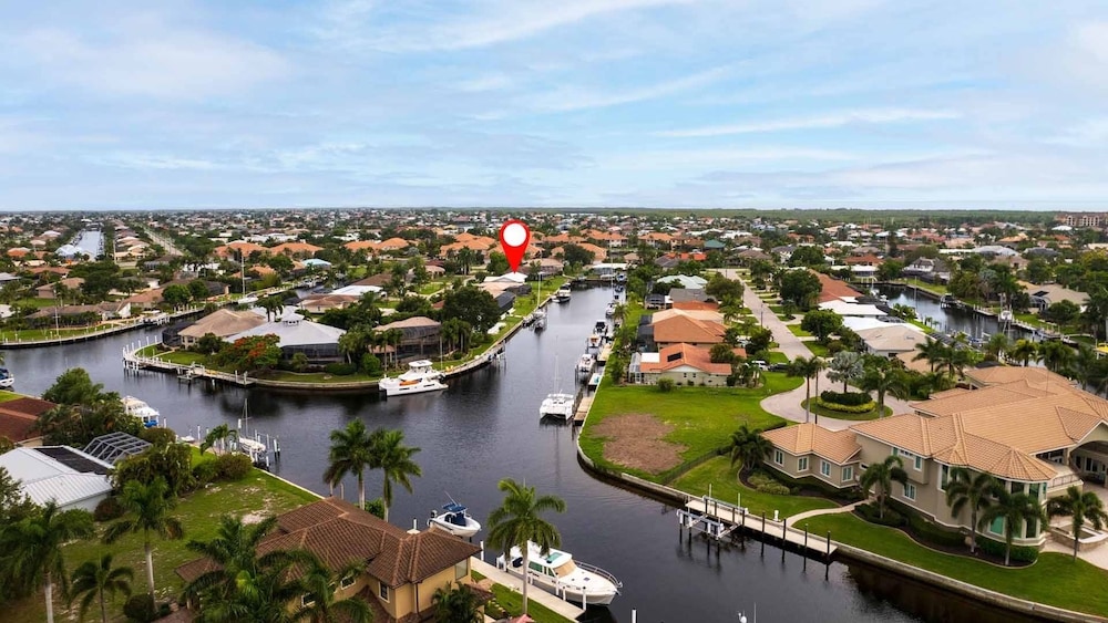 Punta Gorda Isles Canal 2 bedroom Home- Sailboat Access! 15 foot dock! 2 Home