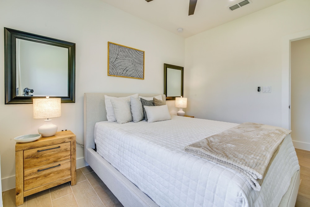 Stylish Brownsville Stay: Coastal Day Trips!