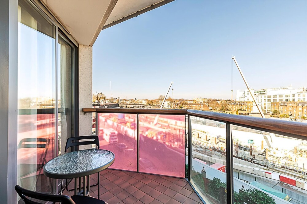 Bright Camden Retreat With Balcony