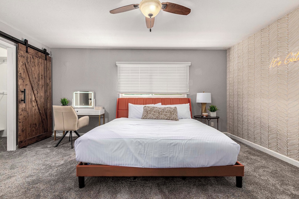 Walk to Old Town & Giants Stadium! Unit w/ Pool