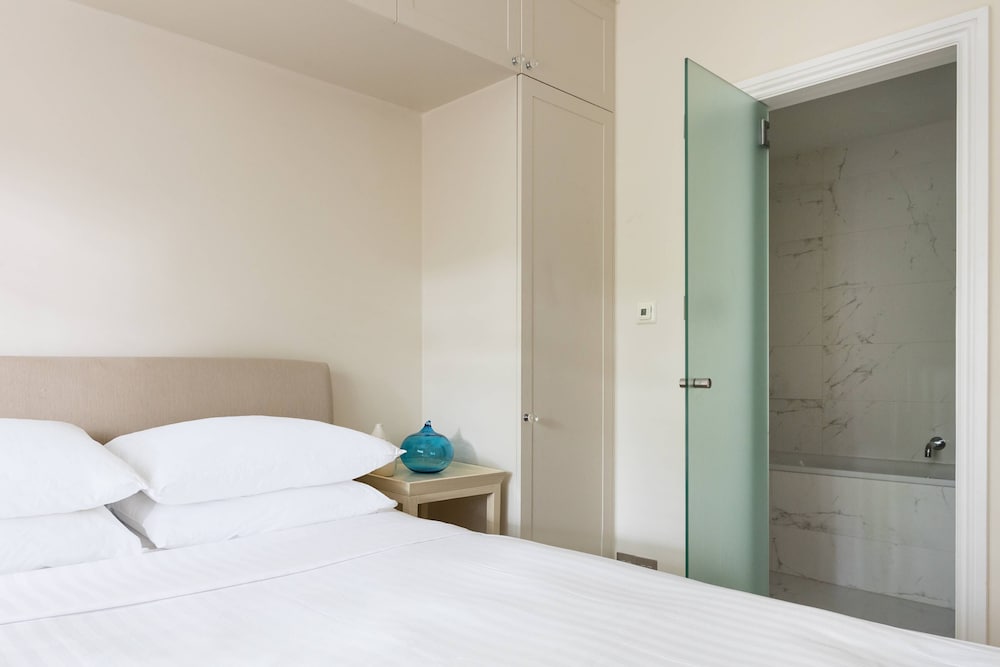 Egerton Gardens IX by Onefinestay