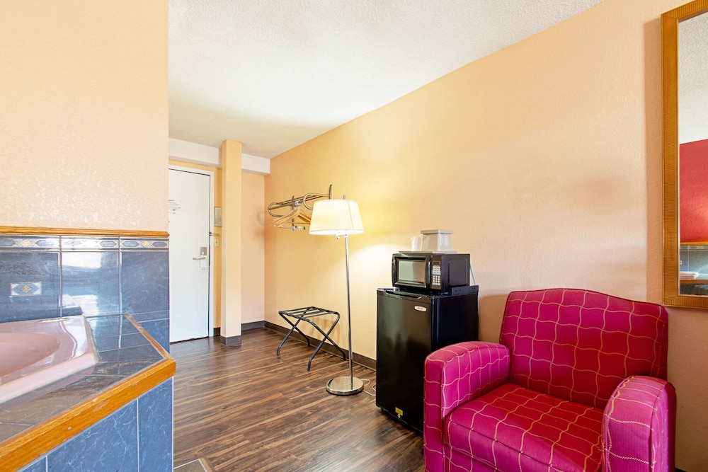 Econo Lodge view 4