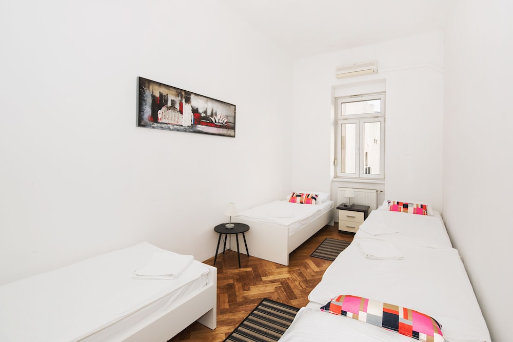 Tia Apartments and Rooms