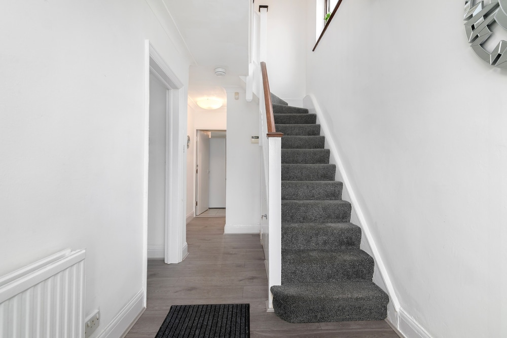 Refurbished 4-bed Family Home-near Central London