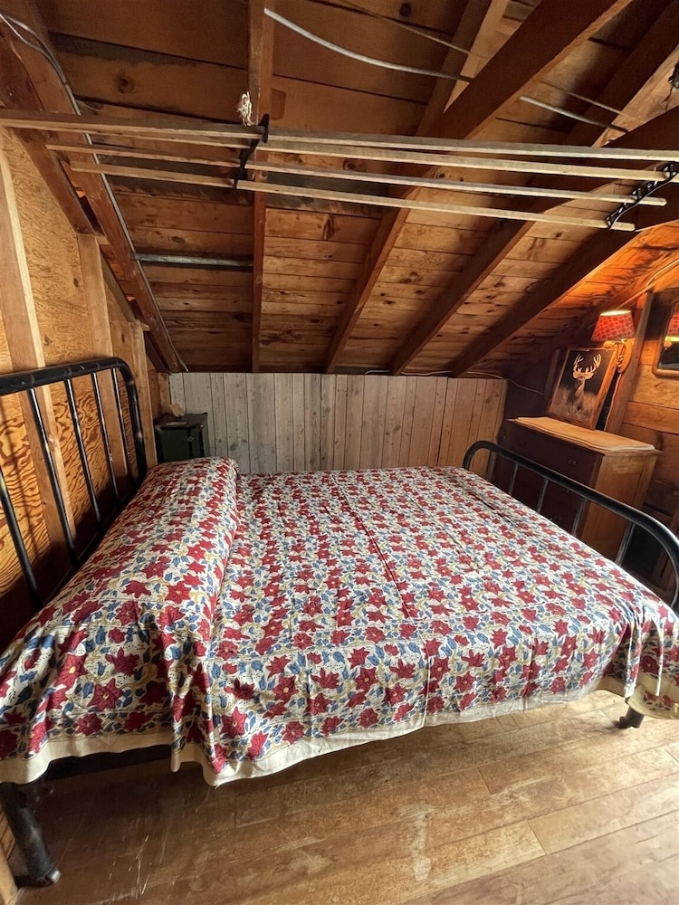 Rocky Beach Limit 5 2 Bedroom Cabin by RedAwning view 4