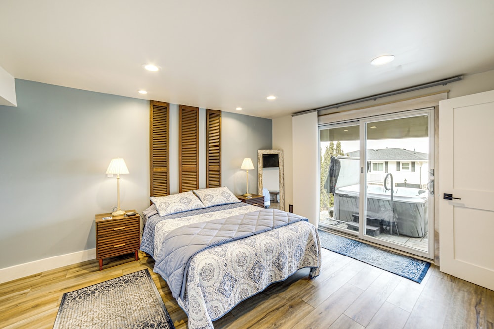 Hot Tub + Fireplace: Waterfront Clark Lake Apt