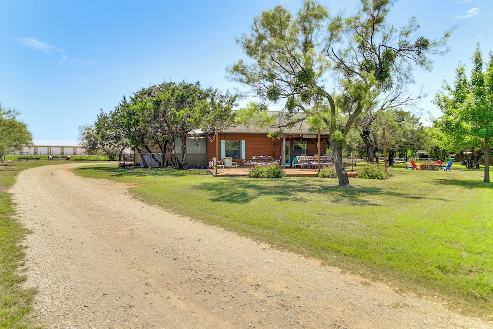 1 Mi to Lake: Pet-friendly Cabin in Strawn