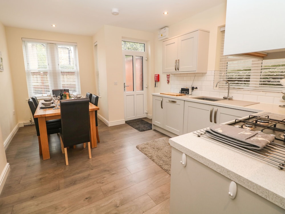 1 Knowleston House