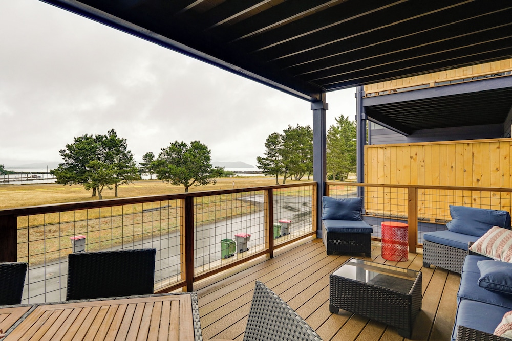 Columbia River Views: Spacious Hammond Getaway!