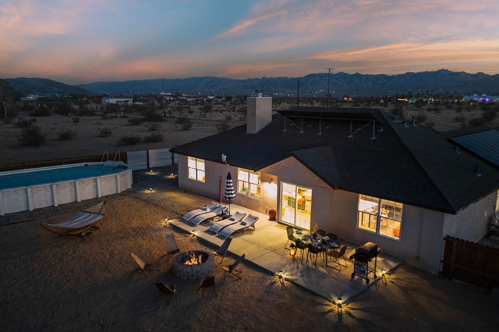 Casa De Kota by Avantstay Pool Firepit Games Secluded Chic