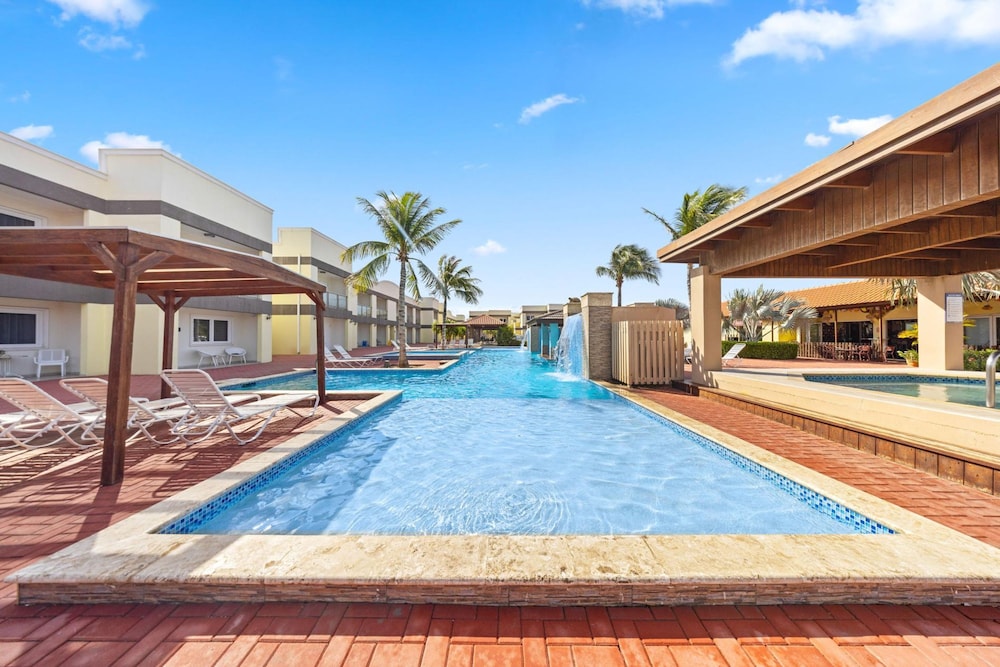 Cozy Bliss Condo w Pool Steps From Eagle Beach