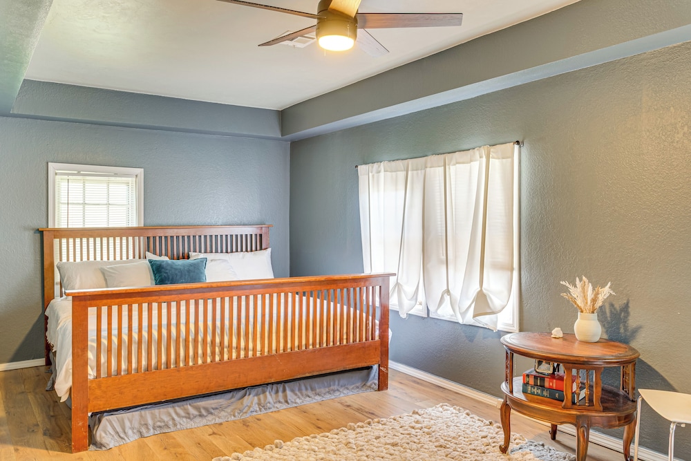 3 Mi to Dtwn Okc: Pet-friendly Paseo Gem!