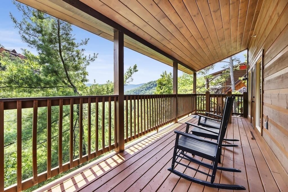 A Perfect Getaway - 4 Bedrooms, 4 Baths, Sleeps 15 Cabin by RedAwning
