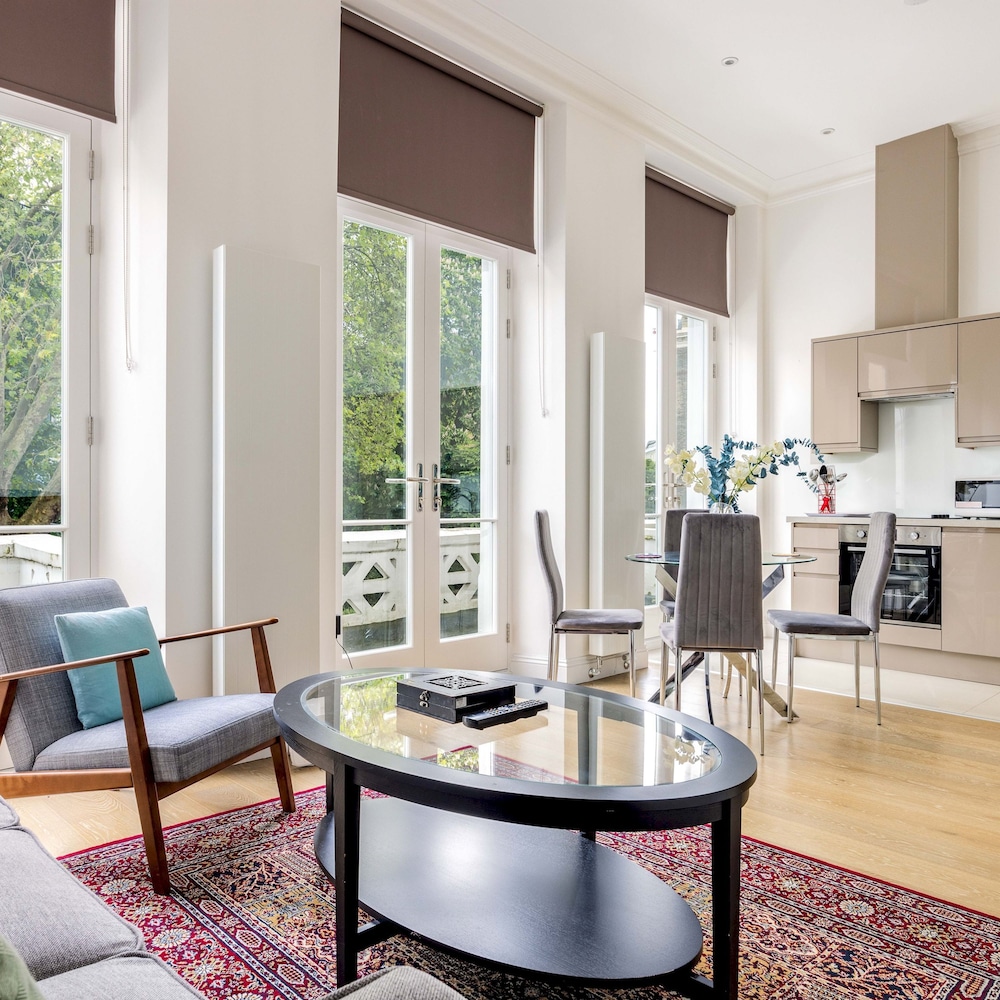 Balcony South Kensington Luxury 2 bed Apartment