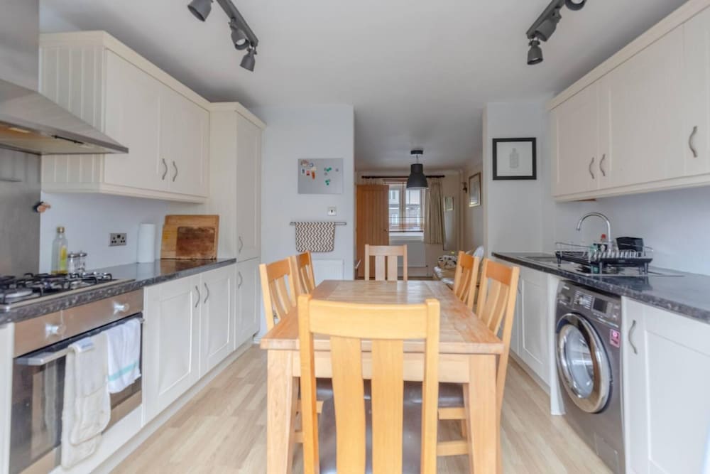 Charming 1BD Retreat With Garden Area, Greenwich!