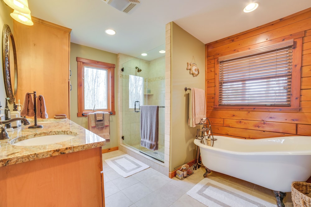 Deck + Beach Access: Lakefront Cabin in Levering!