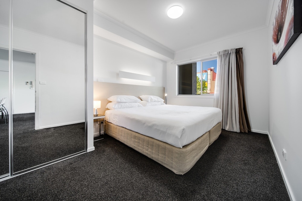Spacious 2-bed Conveniently by Lake Tuggeranong