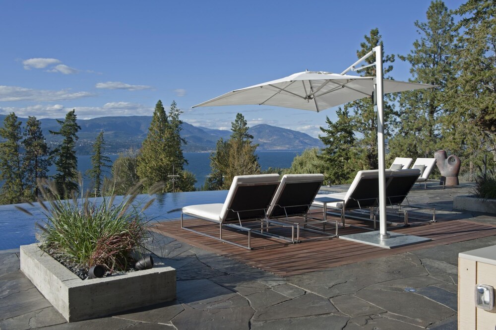 Lakeview Luxury Home in Vineyard w Infinity Pool hot tub