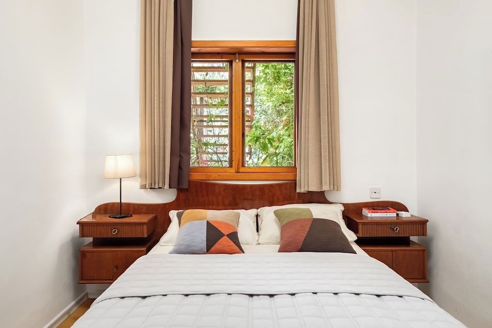 Relax in a Garden Oasis by Sea N' Rent
