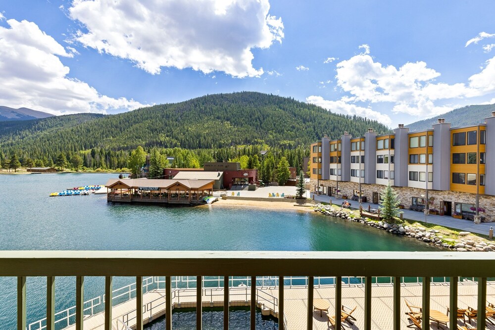 1483 Lakeside 1 Bedroom Condo