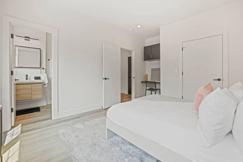 Work Of Art -3 Bedroom Elegant Townhome-columbus