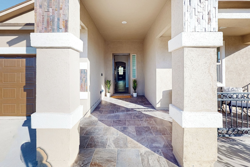 4BR w/ Private Yard, Outdoor Games, Grill, & W & D