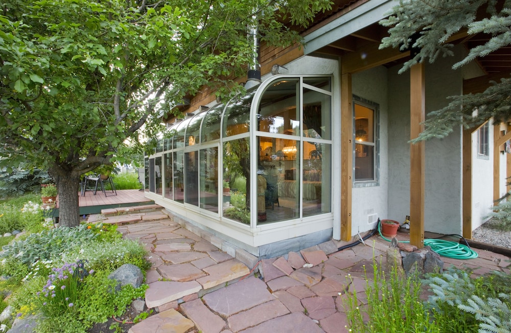 Mariposa Lodge B&B