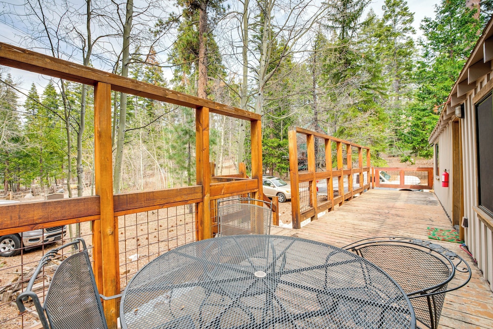 4 Mi to Lake Tahoe: Cozy Cabin w/ Deck!