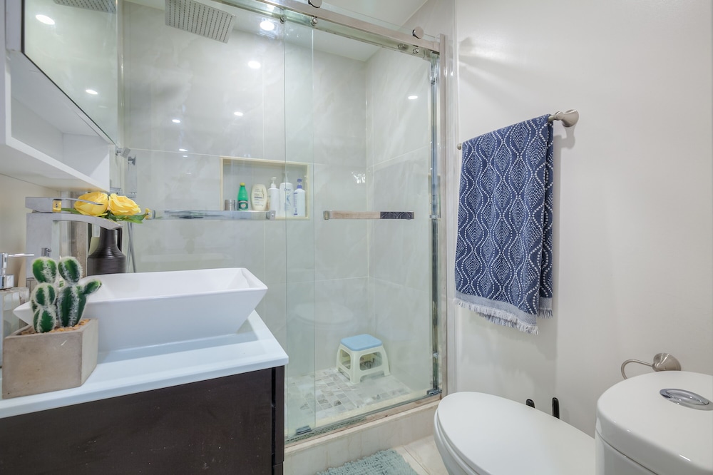 Spacious Breathtaking 4br Villa in the heart of Toronto - Image 4