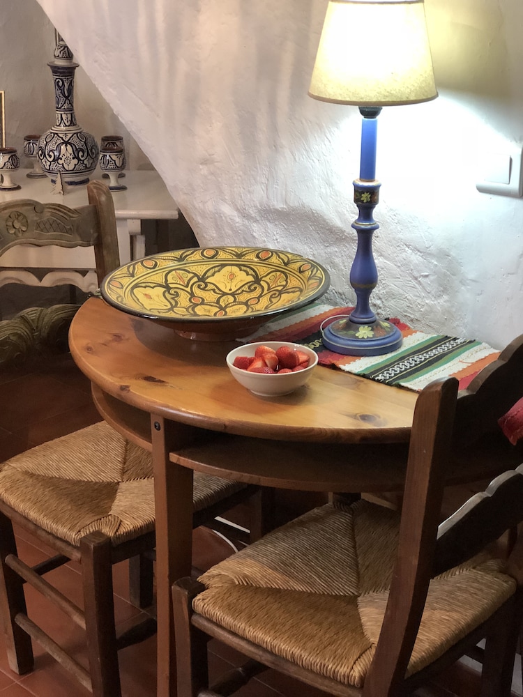 Cottage - Sleeps 4 - Pet Friendly - Patio
