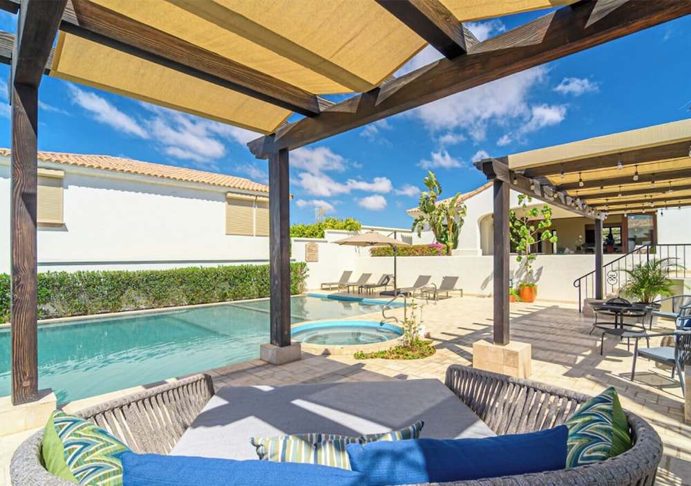 Family Home Private Garden and Jacuzzi