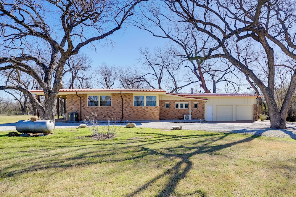 On-site River Access: Fishing Retreat in Granbury!