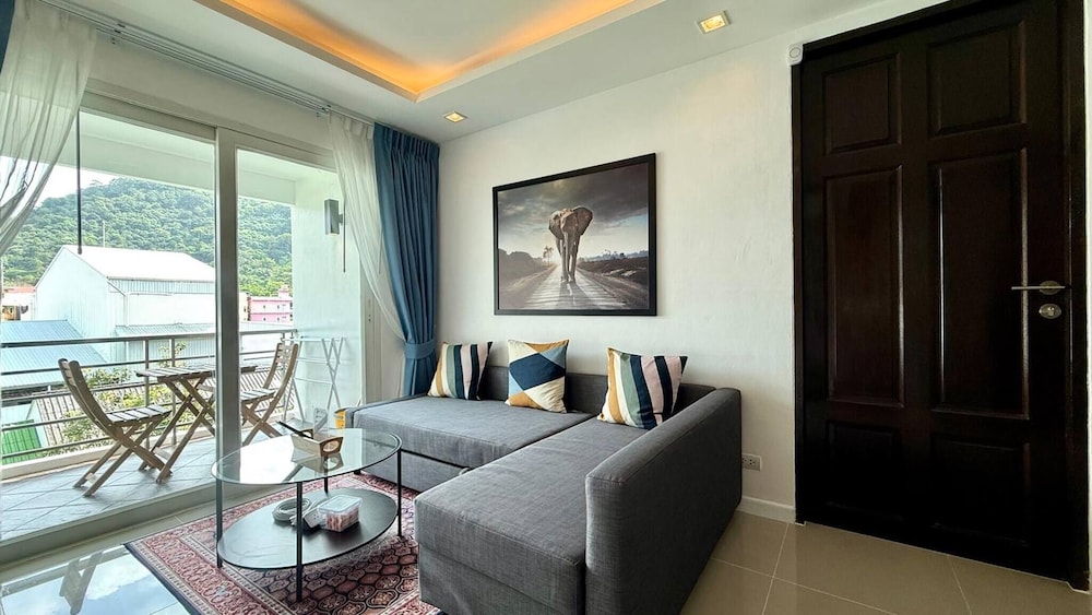 6-20 - 2 Bdr Condo With Balcony and Shared Pool
