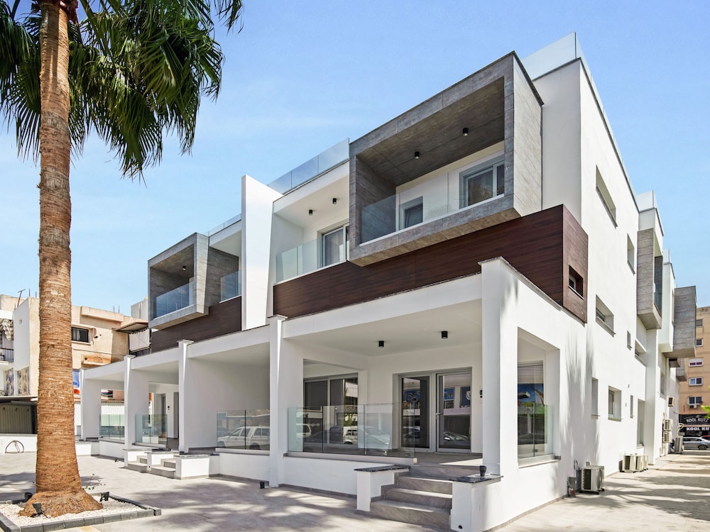 Sanders Crystal - Petite 2-bdr Apt w Terrace