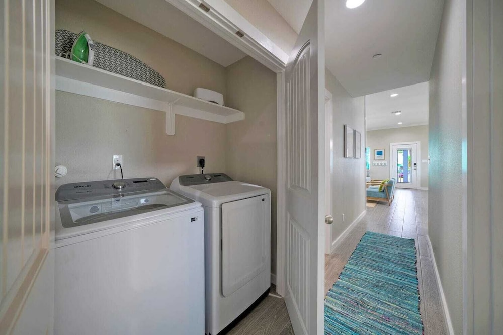 Sleeps 16 2 Homes, Priv Pool, Ping-pong 1block to Alister St. Shops & Dining