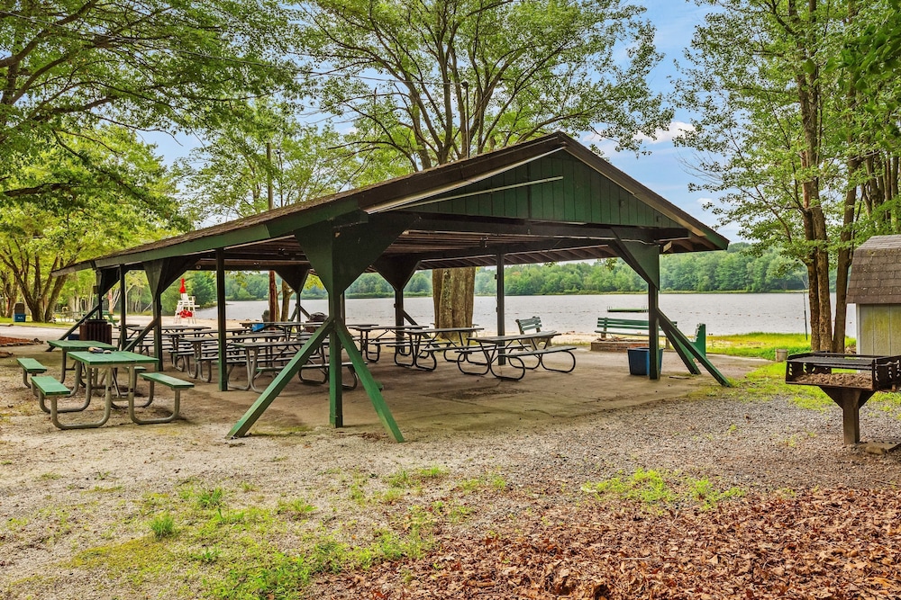 Ridge Retreat by Avantstay Game Room Covered Porch Fire Pit