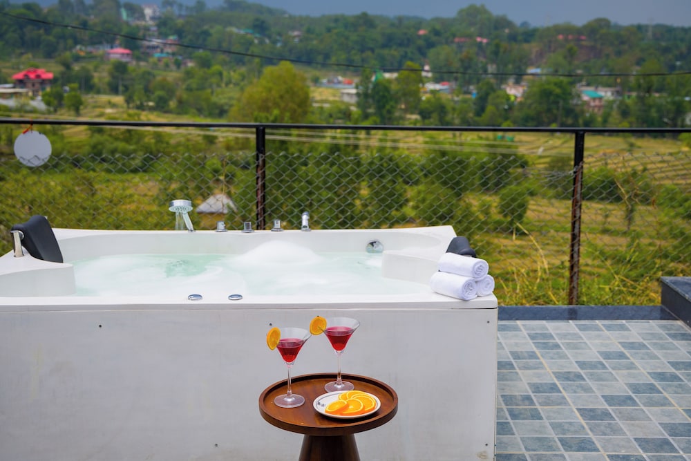 Elivaas Esh Cottage Willow | Hillside 1-room With Lush Garden, Common Pool Location