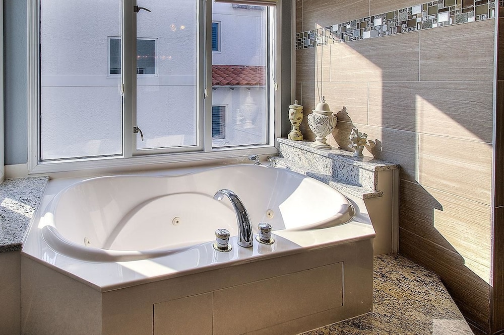 Vista Bella del Mar 5 Bedroom Holiday Home by Five Star Properties
