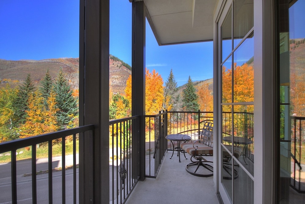 Chic 2 BR+Den Ritz-Carlton Condo with Valley Views by RedAwning - Save 20% on 7+ Nights!