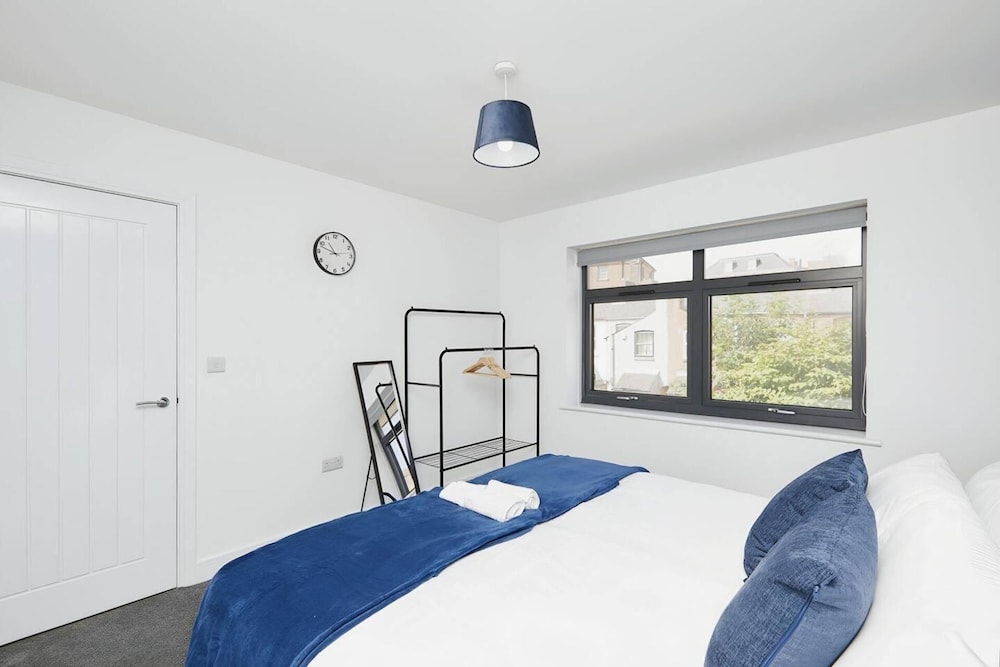Modern 2 Bedroom House With Free Gated Parking view 5