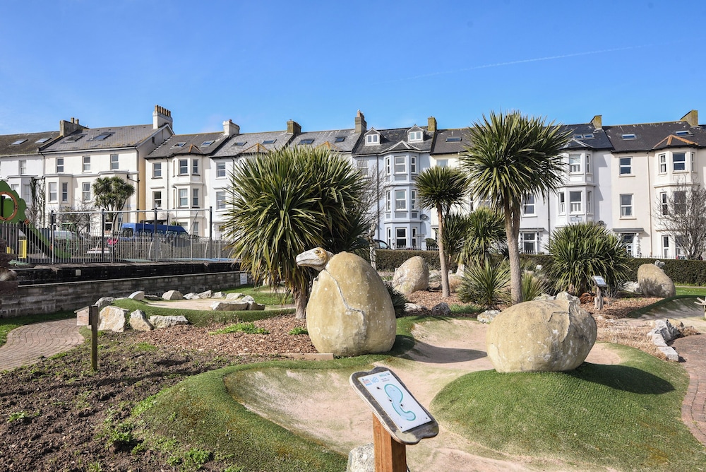 Flat 2, 10 Seafield Road