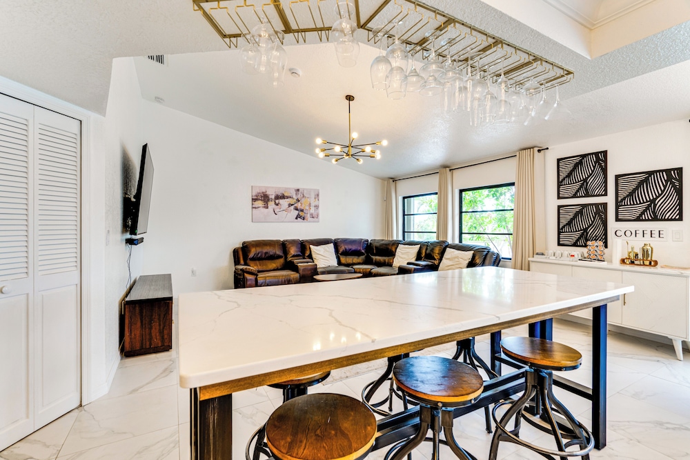 Group Getaway: Luxe Lakeside Gem in Port Charlotte