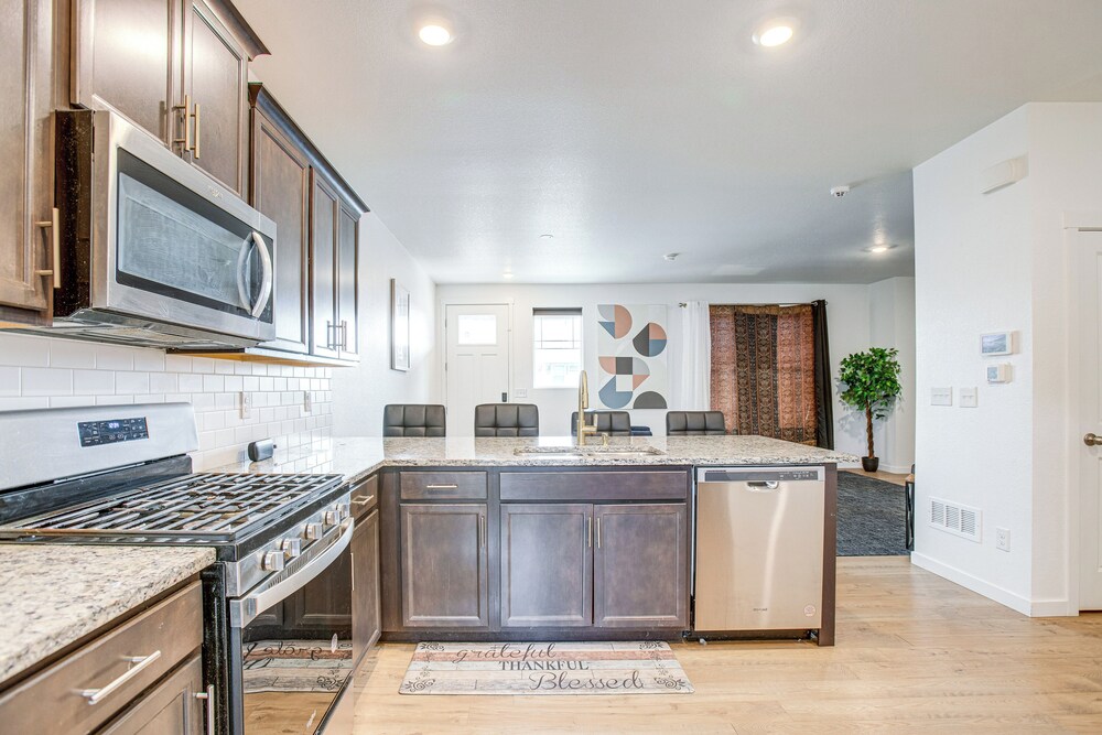 Perfect for Families! Quiet Aurora Home