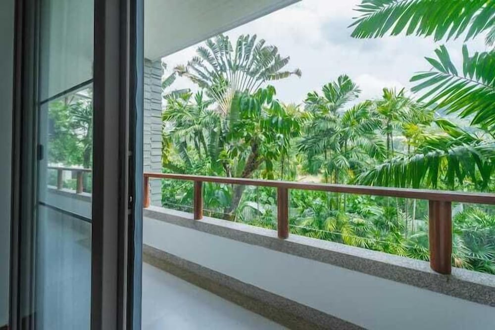 Elegant Beachfront 3BR Condo at Pearl of Naithon