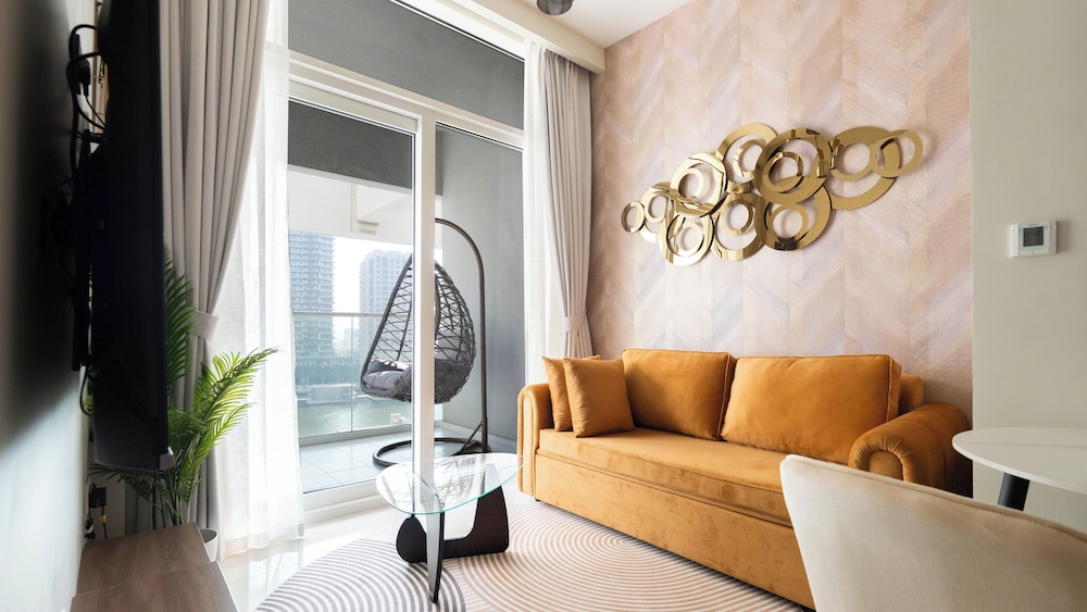 Keyrock Living - 1BR Lake View at Reva