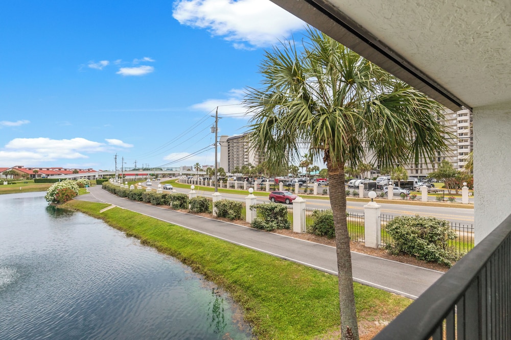 One More Round! 3BR 3BA Sleeps 10! 11 Pools! Golf Courses! Tennis Courts!