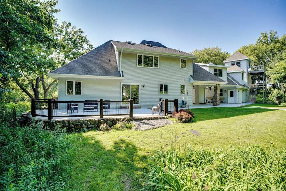Spacious Family Villa w/ Decks in Chilton!